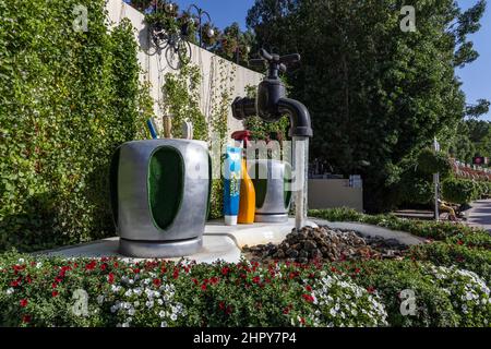 Une sculpture du robinet d'eau dans le jardin Miracle de Dubaï, le plus grand jardin de fleurs naturelles du monde. Banque D'Images
