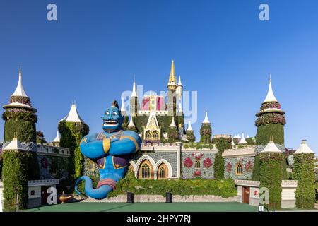 Un génie géant et une lampe devant le pittoresque château de conte de fées floral au Dubai Miracle Garden, aux Émirats arabes Unis. Banque D'Images