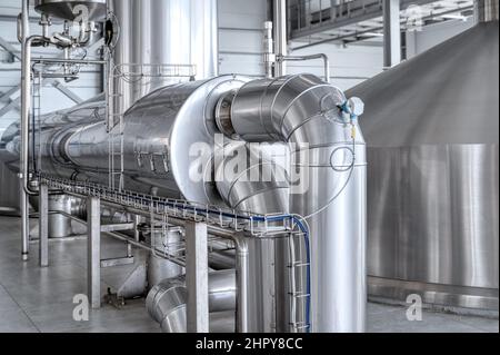 Tuyauterie épaisse isolée, conduites d'eau en acier inoxydable. Usine alimentaire Banque D'Images