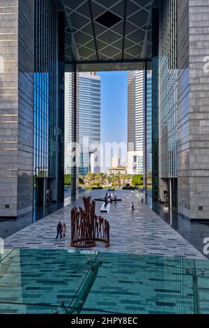 Vue à travers la porte, avec les tours Emirates au-delà, au DIFC Dubai International Financial Center à Dubaï, Émirats Arabes Unis. Banque D'Images