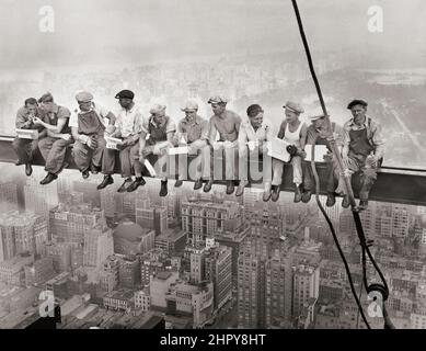 Déjeuner au sommet d'un gratte-ciel - bâtiment du Rockefeller Plaza. Photo de Charles Clyde EbbParis. Les travailleurs de la construction de New York déjeunent sur une traverse. Banque D'Images