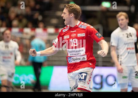 Aalborg, Danemark. 23rd févr. 2022. Kristian Bjornsen (19) du Handball d'Aalborg vu dans le match de la Ligue des champions de l'EHF entre le Handball d'Aalborg et le Handball d'Elverum au Jutlander Bank Arena d'Aalborg. (Crédit photo : Gonzales photo/Alamy Live News Banque D'Images