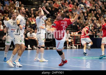 Aalborg, Danemark. 23rd févr. 2022. Benjamin Jakobsen (2) du Handball d'Aalborg vu dans le match de la Ligue des champions de l'EHF entre le Handball d'Aalborg et le Handball d'Elverum à la Jutlander Bank Arena d'Aalborg. (Crédit photo : Gonzales photo/Alamy Live News Banque D'Images
