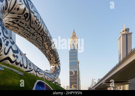 Bâtiment historique le long de la route Sheikh Zayed, le musée futuriste du futur à Dubaï, Émirats arabes Unis (eau). Banque D'Images