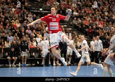 Aalborg, Danemark. 23rd févr. 2022. Kristian Bjornsen (19) du Handball d'Aalborg vu dans le match de la Ligue des champions de l'EHF entre le Handball d'Aalborg et le Handball d'Elverum au Jutlander Bank Arena d'Aalborg. (Crédit photo : Gonzales photo/Alamy Live News Banque D'Images