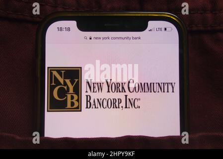 KONSKIE, POLOGNE - 22 février 2022 : logo New York Community Bancorp Inc affiché sur un téléphone mobile dissimulé dans une poche de jeans Banque D'Images