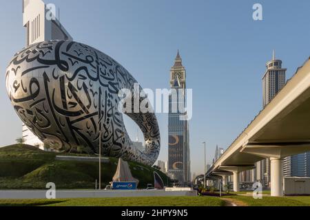 Bâtiment historique le long de la route Sheikh Zayed, le musée futuriste du futur à Dubaï, Émirats arabes Unis (eau). Banque D'Images