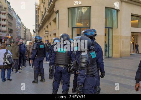 La police a été déployée sur l'avenue des champs-Élysées pendant le convoi de liberté. Paris, France. Banque D'Images