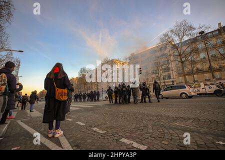 La police a été déployée sur l'avenue des champs-Élysées pendant le convoi de liberté. Paris, France. Banque D'Images