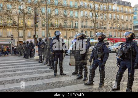 La police a été déployée sur l'avenue des champs-Élysées pendant le convoi de liberté. Paris, France. Banque D'Images