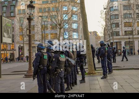 La police a été déployée sur l'avenue des champs-Élysées pendant le convoi de liberté. Paris, France. Banque D'Images