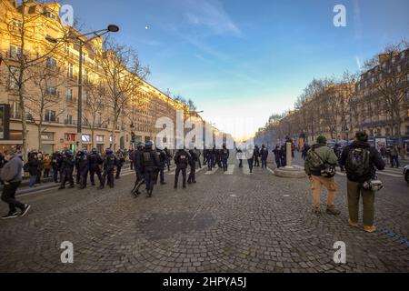 La police a été déployée sur l'avenue des champs-Élysées pendant le convoi de liberté. Paris, France. Banque D'Images