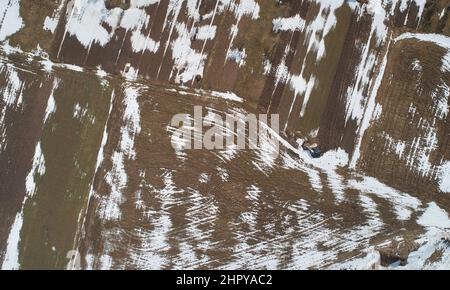 Champ d'hiver abstrait avec une antenne de neige au-dessus de la vue de dessus de drone Banque D'Images
