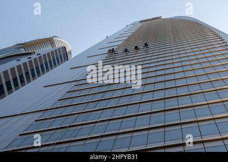 Nettoyeurs de fenêtres nettoyage de la tour de l'hôtel skyscaper bâtiment à Dubaï Émirats arabes Unis Banque D'Images