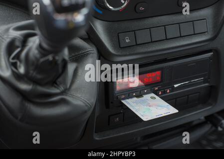 Cliché flou d'un levier de vitesses en arrière-plan d'un tachygraphe numérique sous un angle. Banque D'Images