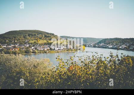 Belle vue sur la petite ville de Boppard en face de la rivière, en Allemagne Banque D'Images