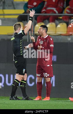 Frosinone, Italie. 23rd févr. 2022. L'arbitre Francesco Meraviglia montre la carte jaune à Nicola Bellomo de Reggina 1914 pendant le match de football série B à Stadio Benito Stirpe, Frosinone v Reggina le 23 février 2022 à Frosinone, Italie. (Photo par AllShotLive/Sipa USA) crédit: SIPA USA/Alay Live News Banque D'Images