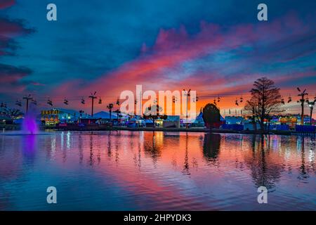 Tampa Floride Etats-Unis 02/15/2022. Magnifique paysage du Midway et du skyride de l'autre côté de l'eau. Banque D'Images