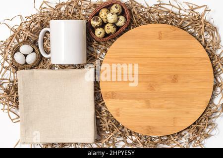 Tasse blanche et panneau rond en bois de la ferme de Pâques Banque D'Images