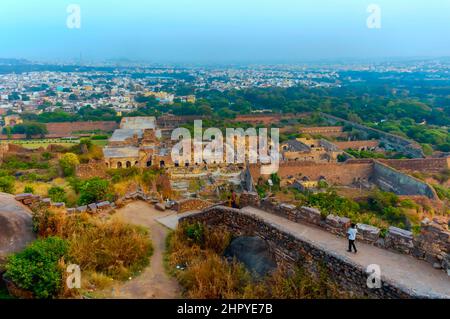 Vue sur l'intérieur du fort de Golconda à Hyderabad, Telangana, Inde. L'horizon de la ville est visible en arrière-plan. Banque D'Images