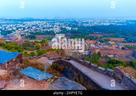 Vue sur l'intérieur du fort de Golconda à Hyderabad, Telangana, Inde. L'horizon de la ville avec une couche de smog est visible en arrière-plan. Banque D'Images