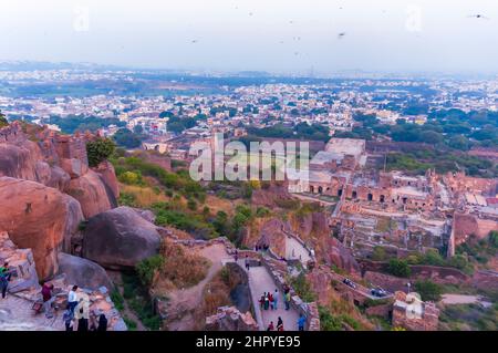 Vue sur l'intérieur du fort de Golconda à Hyderabad, Telangana, Inde. L'horizon de la ville avec une couche de smog est visible en arrière-plan. Banque D'Images