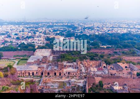 Vue sur l'intérieur du fort de Golconda à Hyderabad, Telangana, Inde. L'horizon de la ville avec une couche de smog est visible en arrière-plan. Banque D'Images