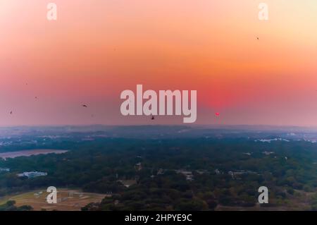 Vue sur Hyderabad, en Inde, depuis le haut du fort Golconda. Le soleil couchant projette une lumière orange sur le ciel au-dessus de la ville des perles. Banque D'Images