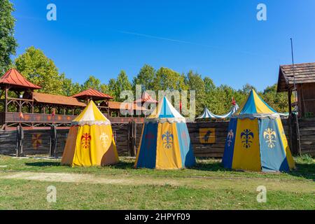 Tentes médiévales colorées de l'âge de chevalier dans le château sumeg jeu de chevalier joust décoration Banque D'Images