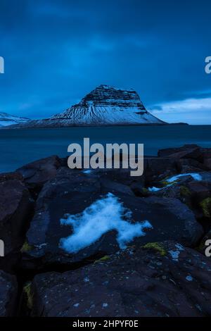 Vue panoramique sur la montagne Kirkjufell depuis le port de Grundarfjordur, dans la péninsule de Snaefelsness, en Islande Banque D'Images