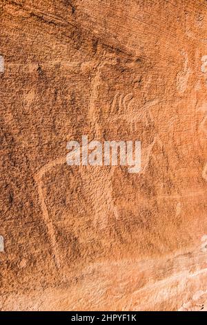 Un panneau d'art rupestre pétroglyphe aux ruines des tours Baullie sur Cedar Mesa dans le sud-est de l'Utah, ruines ancestrales Puebloan amérindiennes construites entre 80 Banque D'Images