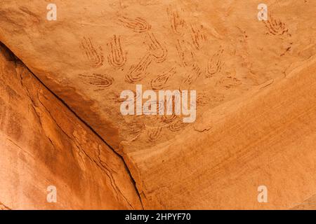 Des pictogrammes amérindiens anciens de reproductions stylisées à la main dans la zone Devil's Lane du quartier Needles du parc national de Canyonlands, dans l'Utah. TH Banque D'Images