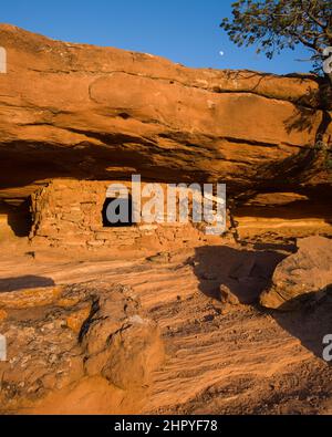 Lever de lune sur les ruines ancestrales du Pueblo amérindien de 1000 ans au coucher du soleil dans le parc national de Canyonlands, Moab, Utah. Utilisé à l'origine comme groupe de stockage Banque D'Images