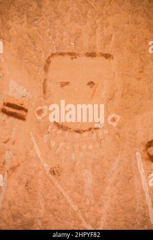 Cet ancien panneau d'art rupestre, appelé les cinq visages, a plus de 700 ans et a été peint sur le mur d'un canyon isolé dans la Natio Canyonlands Banque D'Images