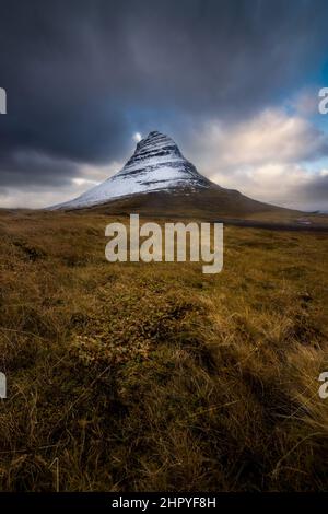 Vue panoramique sur la montagne Kirkjufell à Grundarfjordur dans la péninsule de Snaefelsness, en Islande Banque D'Images