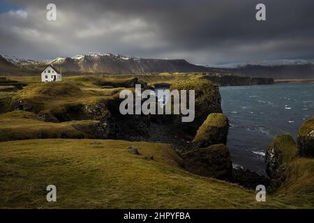 Vue sur la célèbre maison blanche d'Arnarstapi, dans la péninsule de Snaefelsness, en Islande Banque D'Images