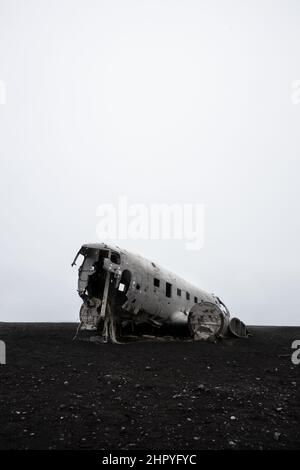 Vue de l'épave d'un avion militaire américain DC-3 s'est écrasé sur une plage en Islande Banque D'Images