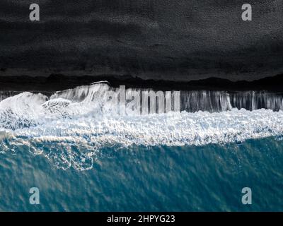 Vue aérienne pittoresque et abstraite de la célèbre plage noire de Reynisfjara à Vik, en Islande Banque D'Images