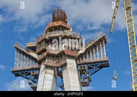 Ouvriers construisant la tour centrale à mât double de la plage principale, pont du port de New Corpus Christi. Banque D'Images