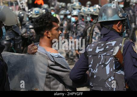 Katmandou, Bagmati, Népal. 24th févr. 2022. Le personnel de police a attrape un manifestant lors de la manifestation contre la coopération au défi du millénaire (MCC) à Katmandou, au Népal, le 24 février 2022. De nombreux partis politiques du Népal protestent contre l'American Millennium Challenge Corporation (MCC), un programme américain dans le cadre duquel le Népal recevrait 500 millions de dollars en subventions du gouvernement américain. (Image de crédit : © Sunil Sharma/ZUMA Press Wire) Banque D'Images