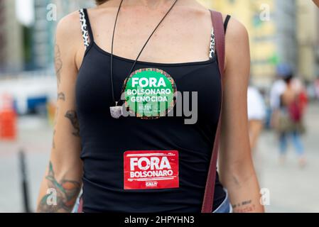 Gros plan sur un maillot brésilien qui proteste contre le président Jair Bolsonaro Banque D'Images