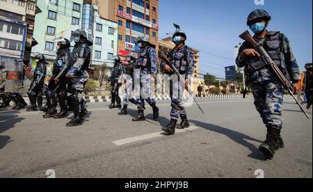 Katmandou, Bagmati, Népal. 24th févr. 2022. Le personnel de police se dirige vers la suite de l'affrontement avec les preneurs lors de la manifestation contre la coopération au défi du millénaire (MCC) à Katmandou, au Népal, le 24 février 2022. De nombreux partis politiques du Népal protestent contre l'American Millennium Challenge Corporation (MCC), un programme américain dans le cadre duquel le Népal recevrait 500 millions de dollars en subventions du gouvernement américain. (Image de crédit : © Sunil Sharma/ZUMA Press Wire) Banque D'Images