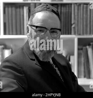 Rabbi Jerachmiel Confnas Ministre de la Park Road Nouvelle Synagogue photographiée chez lui Edgbaston Road, Moseley, Birmingham B13 sur 1972. Le rabbin Jerachmiel Cofnas, qui a servi la communauté de Birmingham pendant 50 ans, est décédé à l'âge de 98 ans. Il est né en 1912 et est décédé le 27 mai 2010, plus de 600 personnes ont assisté vendredi à ses funérailles au cimetière de Philips Park à Manchester. Il est mort à la maison Beenstock à Salford mercredi dernier, le premier jour de Shavuot. Rabbi Cofnas était ministre de l'ancienne Nouvelle Synagogue de Birmingham, mais était également un shochet et respecté comme un mohel d'expert. Né à Vilna, Lituanie, il Banque D'Images