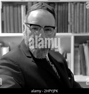 Rabbi Jerachmiel Confnas Ministre de la Park Road Nouvelle Synagogue photographiée chez lui Edgbaston Road, Moseley, Birmingham B13 sur 1972. Le rabbin Jerachmiel Cofnas, qui a servi la communauté de Birmingham pendant 50 ans, est décédé à l'âge de 98 ans. Il est né en 1912 et est décédé le 27 mai 2010, plus de 600 personnes ont assisté vendredi à ses funérailles au cimetière de Philips Park à Manchester. Il est mort à la maison Beenstock à Salford mercredi dernier, le premier jour de Shavuot. Rabbi Cofnas était ministre de l'ancienne Nouvelle Synagogue de Birmingham, mais était également un shochet et respecté comme un mohel d'expert. Né à Vilna, Lituanie, il Banque D'Images