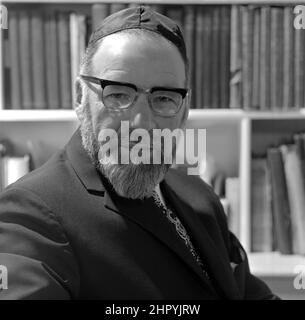 Rabbi Jerachmiel Confnas Ministre de la Park Road Nouvelle Synagogue photographiée chez lui Edgbaston Road, Moseley, Birmingham B13 sur 1972. Le rabbin Jerachmiel Cofnas, qui a servi la communauté de Birmingham pendant 50 ans, est décédé à l'âge de 98 ans. Il est né en 1912 et est décédé le 27 mai 2010, plus de 600 personnes ont assisté vendredi à ses funérailles au cimetière de Philips Park à Manchester. Il est mort à la maison Beenstock à Salford mercredi dernier, le premier jour de Shavuot. Rabbi Cofnas était ministre de l'ancienne Nouvelle Synagogue de Birmingham, mais était également un shochet et respecté comme un mohel d'expert. Né à Vilna, Lituanie, il Banque D'Images