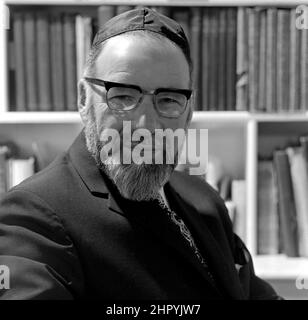 Rabbi Jerachmiel Confnas Ministre de la Park Road Nouvelle Synagogue photographiée chez lui Edgbaston Road, Moseley, Birmingham B13 sur 1972. Le rabbin Jerachmiel Cofnas, qui a servi la communauté de Birmingham pendant 50 ans, est décédé à l'âge de 98 ans. Il est né en 1912 et est décédé le 27 mai 2010, plus de 600 personnes ont assisté vendredi à ses funérailles au cimetière de Philips Park à Manchester. Il est mort à la maison Beenstock à Salford mercredi dernier, le premier jour de Shavuot. Rabbi Cofnas était ministre de l'ancienne Nouvelle Synagogue de Birmingham, mais était également un shochet et respecté comme un mohel d'expert. Né à Vilna, Lituanie, il Banque D'Images