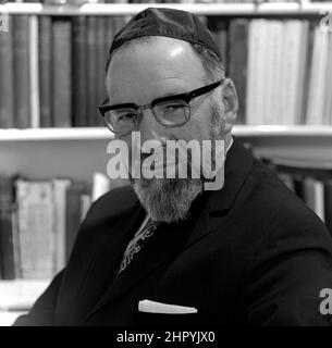 Rabbi Jerachmiel Confnas Ministre de la Park Road Nouvelle Synagogue photographiée chez lui Edgbaston Road, Moseley, Birmingham B13 sur 1972. Le rabbin Jerachmiel Cofnas, qui a servi la communauté de Birmingham pendant 50 ans, est décédé à l'âge de 98 ans. Il est né en 1912 et est décédé le 27 mai 2010, plus de 600 personnes ont assisté vendredi à ses funérailles au cimetière de Philips Park à Manchester. Il est mort à la maison Beenstock à Salford mercredi dernier, le premier jour de Shavuot. Rabbi Cofnas était ministre de l'ancienne Nouvelle Synagogue de Birmingham, mais était également un shochet et respecté comme un mohel d'expert. Né à Vilna, Lituanie, il Banque D'Images