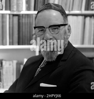 Rabbi Jerachmiel Confnas Ministre de la Park Road Nouvelle Synagogue photographiée chez lui Edgbaston Road, Moseley, Birmingham B13 sur 1972. Le rabbin Jerachmiel Cofnas, qui a servi la communauté de Birmingham pendant 50 ans, est décédé à l'âge de 98 ans. Il est né en 1912 et est décédé le 27 mai 2010, plus de 600 personnes ont assisté vendredi à ses funérailles au cimetière de Philips Park à Manchester. Il est mort à la maison Beenstock à Salford mercredi dernier, le premier jour de Shavuot. Rabbi Cofnas était ministre de l'ancienne Nouvelle Synagogue de Birmingham, mais était également un shochet et respecté comme un mohel d'expert. Né à Vilna, Lituanie, il Banque D'Images