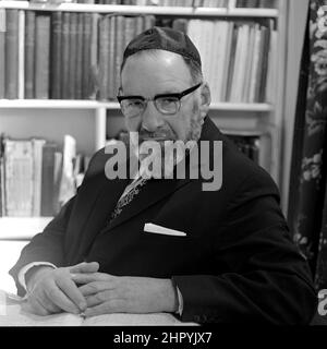 Rabbi Jerachmiel Confnas Ministre de la Park Road Nouvelle Synagogue photographiée chez lui Edgbaston Road, Moseley, Birmingham B13 sur 1972. Le rabbin Jerachmiel Cofnas, qui a servi la communauté de Birmingham pendant 50 ans, est décédé à l'âge de 98 ans. Il est né en 1912 et est décédé le 27 mai 2010, plus de 600 personnes ont assisté vendredi à ses funérailles au cimetière de Philips Park à Manchester. Il est mort à la maison Beenstock à Salford mercredi dernier, le premier jour de Shavuot. Rabbi Cofnas était ministre de l'ancienne Nouvelle Synagogue de Birmingham, mais était également un shochet et respecté comme un mohel d'expert. Né à Vilna, Lituanie, il Banque D'Images