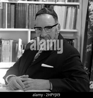 Rabbi Jerachmiel Confnas Ministre de la Park Road Nouvelle Synagogue photographiée chez lui Edgbaston Road, Moseley, Birmingham B13 sur 1972. Le rabbin Jerachmiel Cofnas, qui a servi la communauté de Birmingham pendant 50 ans, est décédé à l'âge de 98 ans. Il est né en 1912 et est décédé le 27 mai 2010, plus de 600 personnes ont assisté vendredi à ses funérailles au cimetière de Philips Park à Manchester. Il est mort à la maison Beenstock à Salford mercredi dernier, le premier jour de Shavuot. Rabbi Cofnas était ministre de l'ancienne Nouvelle Synagogue de Birmingham, mais était également un shochet et respecté comme un mohel d'expert. Né à Vilna, Lituanie, il Banque D'Images